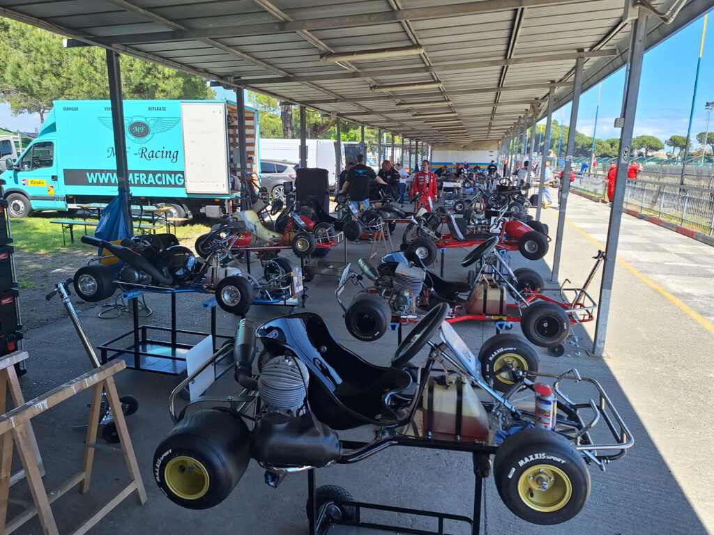 Viele historische Karts zieren das Fahrerlager
