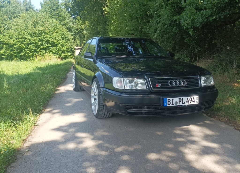 Der Audi S4 Modellreihe C4 von vorn fotografiert